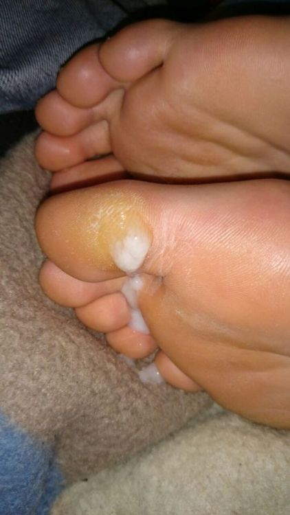 youngmalefeetandfrottage - i cum on my best friend’s feet...