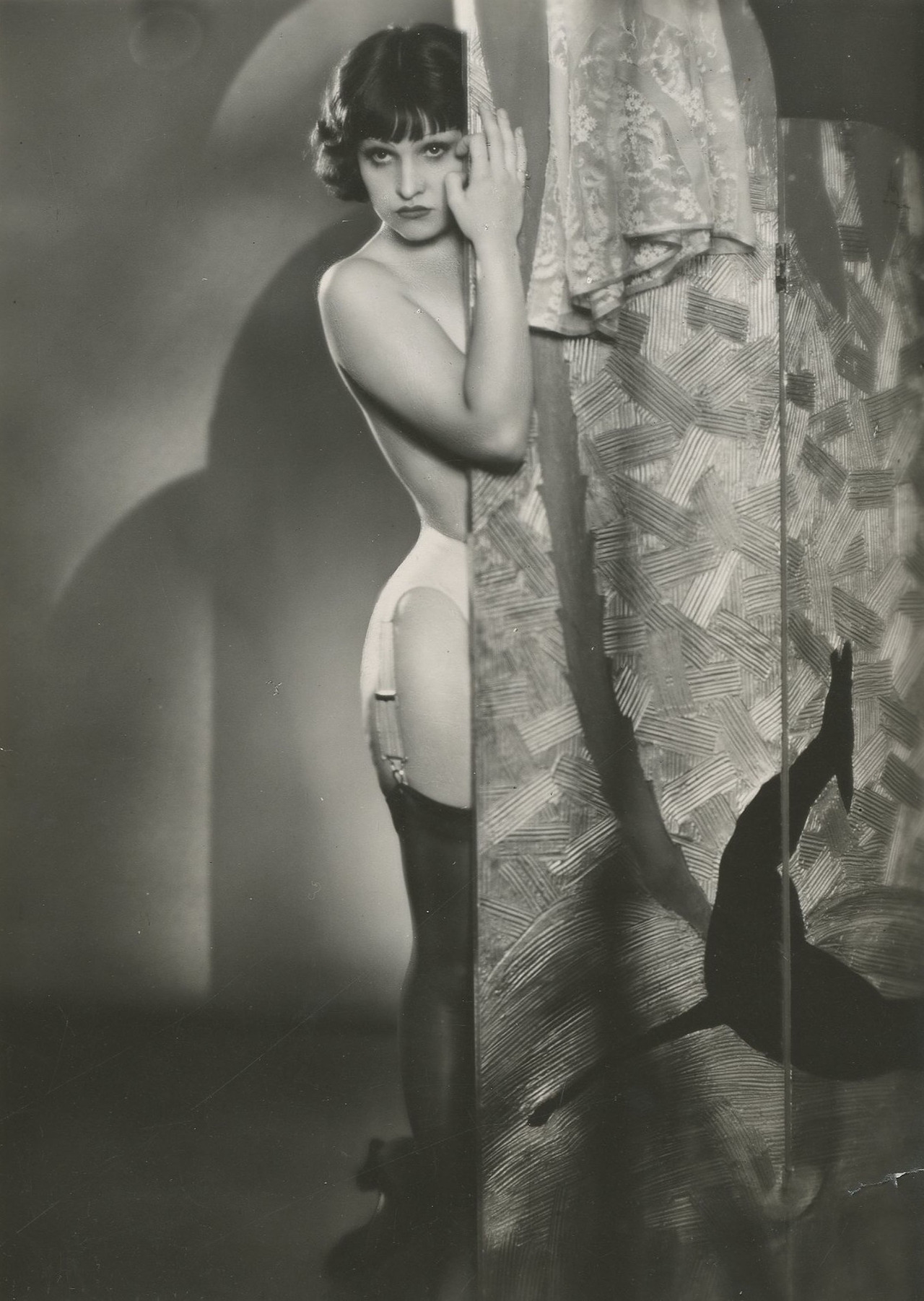 rivesveronique:
“ Ginette Leclerc
Portrait en pied, strip-tease, c. 1930
Tirage argentique d'époque
”