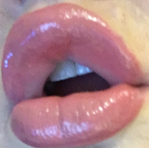 sleepy-plastic:Loving this lip gloss lately ✨