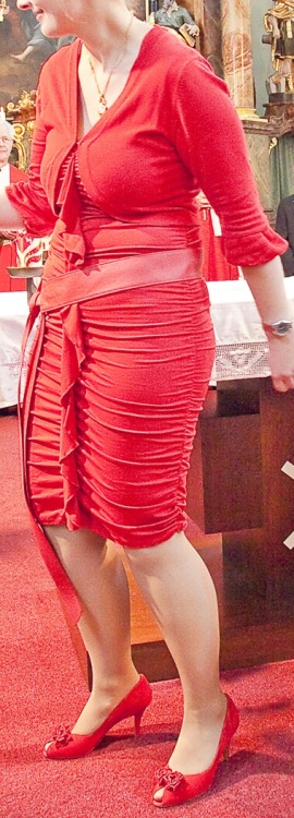 Unter dem roten Kleid trägt meine Frau nichts !