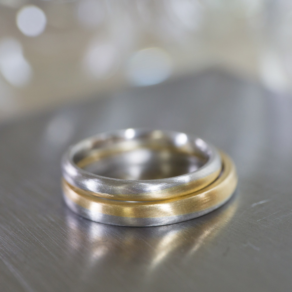 作業台の上　プラチナとゴールド、コンビリング　屋久島でつくる結婚指輪