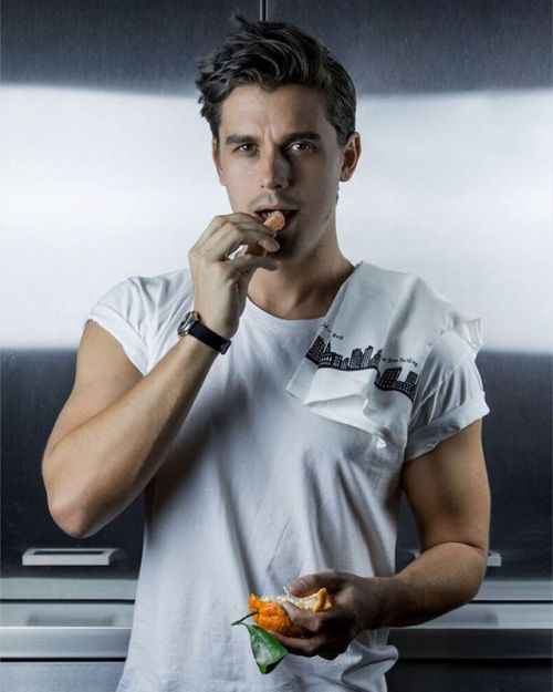 bishounenirl - Antoni Porowski posing with food is a true gift.