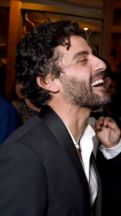 curiouswildi:Oscar Isaac and his curls at the HBO’s Official...