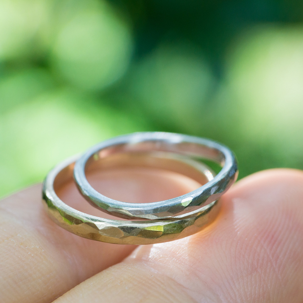 オーダーメイドリング　屋久島の緑バック　手に持って　ゴールド、プラチナ　屋久島でつくる結婚指輪