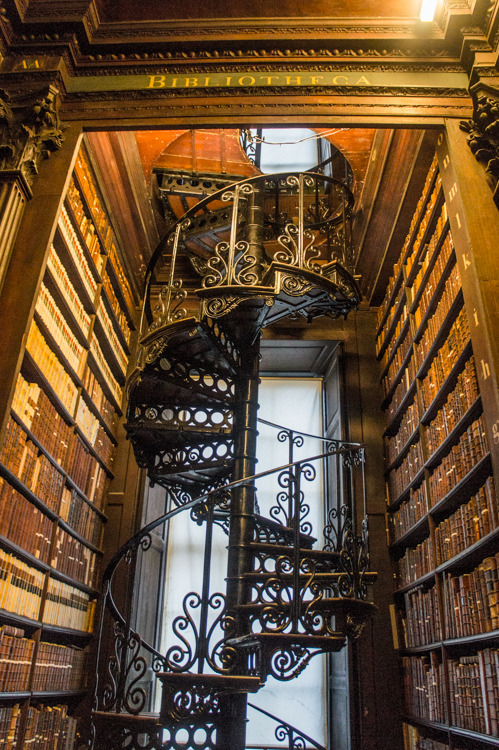 steampunktendencies:Gorgeous stairway in Dublin, Ireland