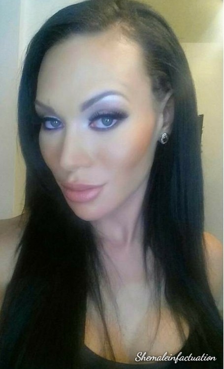 shemaleinfactuation - The Goddess Mia Isabella. Respect a...