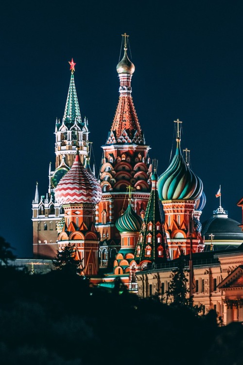 wanderlusteurope - Saint Basil’s Cathedral gleaming by night