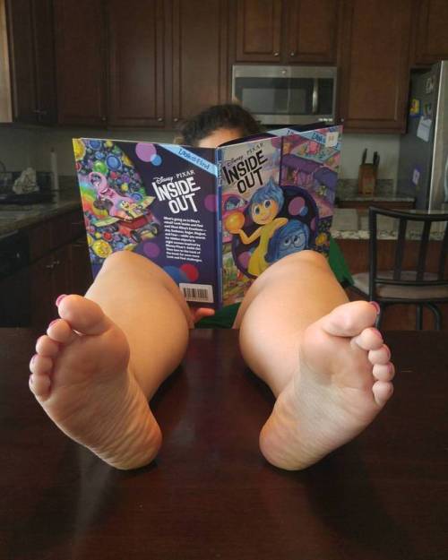 paigesprettyfeet:Reading my nieces book while I ignore you 