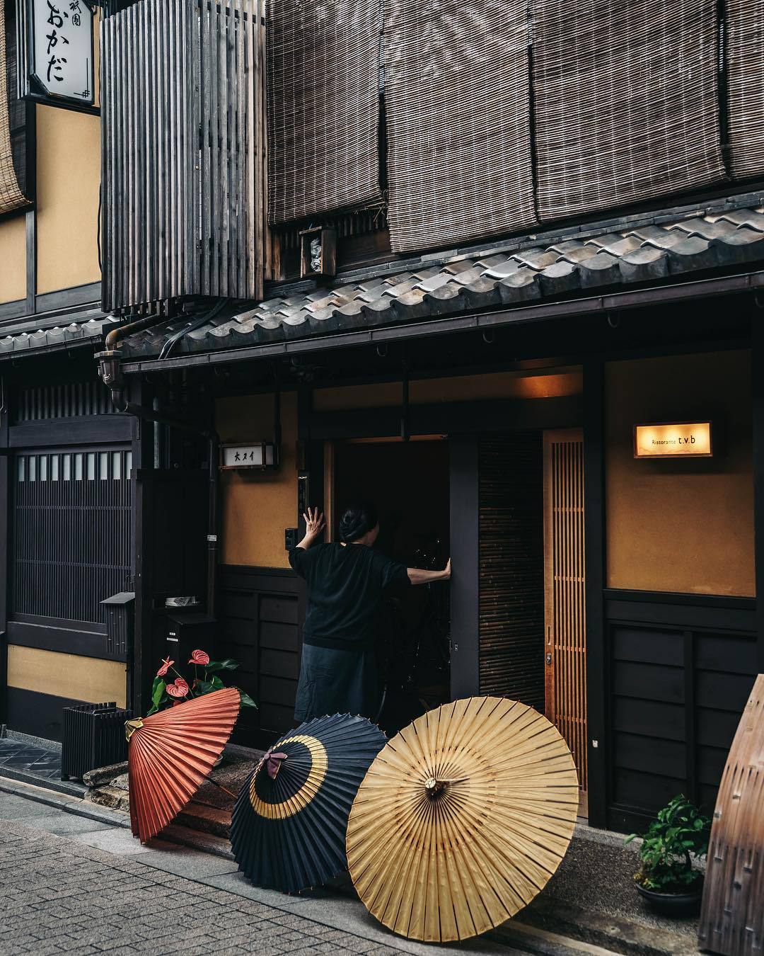 番傘と店構えの日本の景色の壁紙