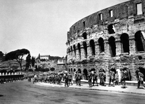 warhistoryonline - American soldiers march past the Colosseum...