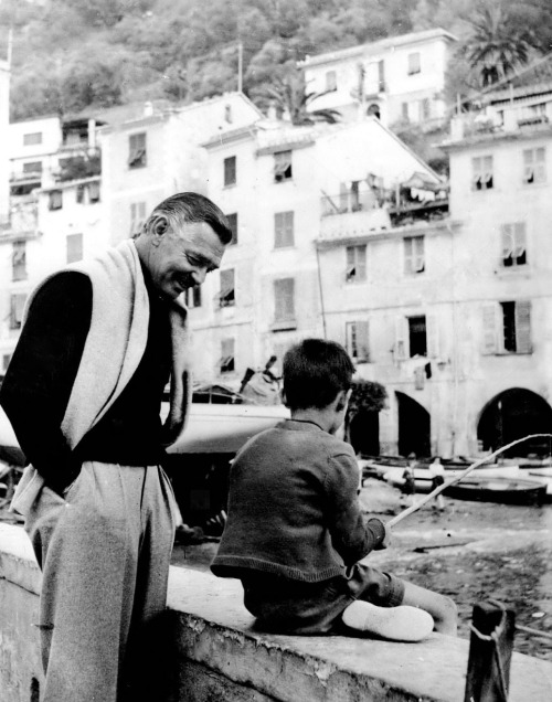 summers-in-hollywood - Clark Gable talks to a young boy fishing...