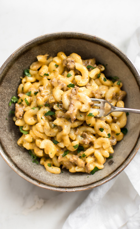 foodffs:This easy Instant Pot hamburger mac and cheese is total...