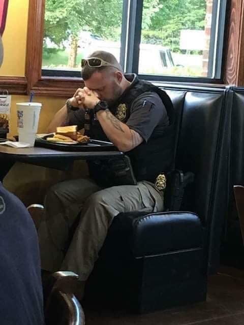 ithankyoulord:Let’s make this go viral. Officer Prays publicly...