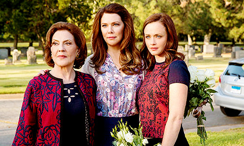 buckybarnesx - Two new stills from the Gilmore Girls revival...