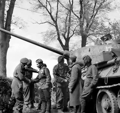 warhistoryonline - Men of the UK 6th Airborne Division greeting...