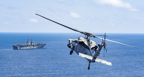 MH60 Sea Hawk approaches USS Wasp