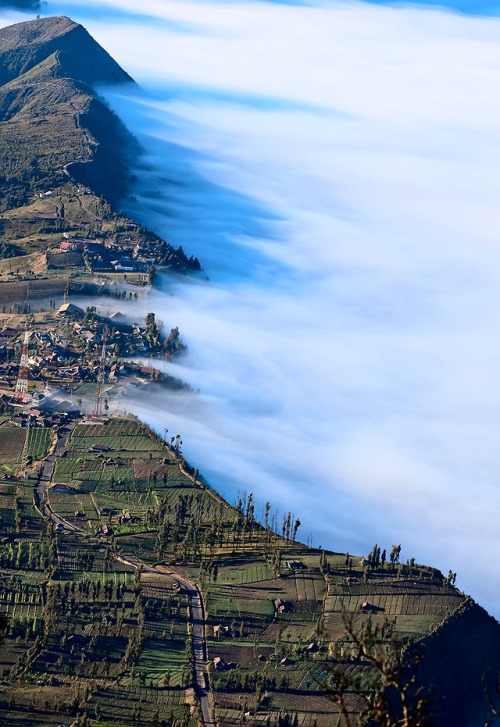expressions-of-nature:Mount Bromo, Indonesia by Atik Sulianami