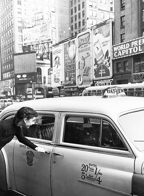 frenchcurious - Audrey Hepburn prend un taxi à Times Square,...