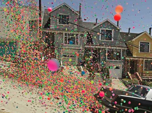 ohsnapitsjuzdin - 250,000 bouncy balls down San Francisco...