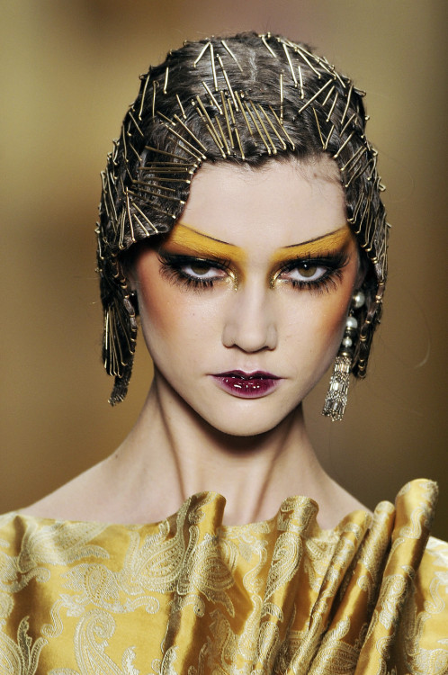Vamp Hair and makeup at Christian Dior Fall 2009... | Fashion