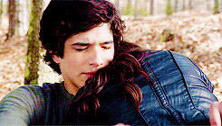 Crystal Reed et Tyler Posey  Tumblr_oc2m1qeGyF1rc0x8uo6_250