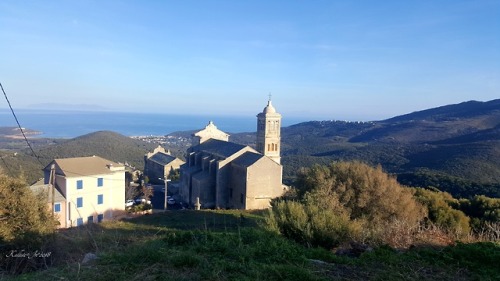 face a la mer…. ROGLIANOun village du Cap Corse face à...