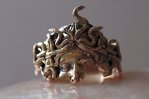 doriengrays - Medusa fragment ring. 14KY.By Sofia Ajram (source)