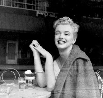 summers-in-hollywood - Photo of Marilyn Monroe taken through...