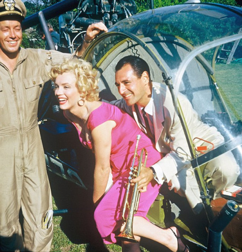 twixnmix:Marilyn Monroe arriving by helicopter to a party...