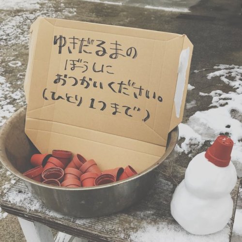 over-sleep:福岡雪つもってます。小さな植木鉢、子供たちが気づいて使ってくれたらいいなー。（...