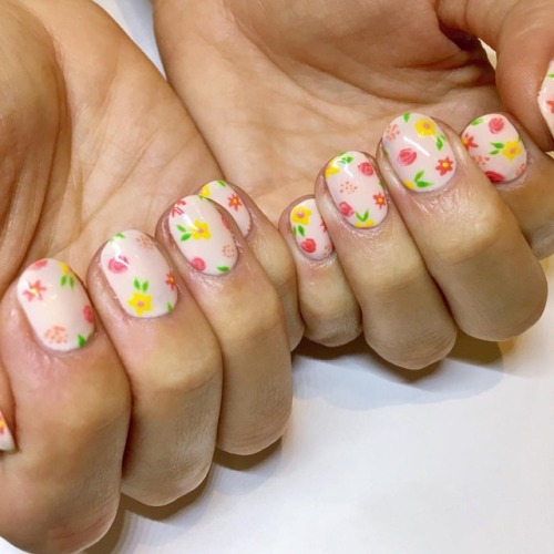 Tiny adorable floral wallpaper nails for @cookingwithconfetti...