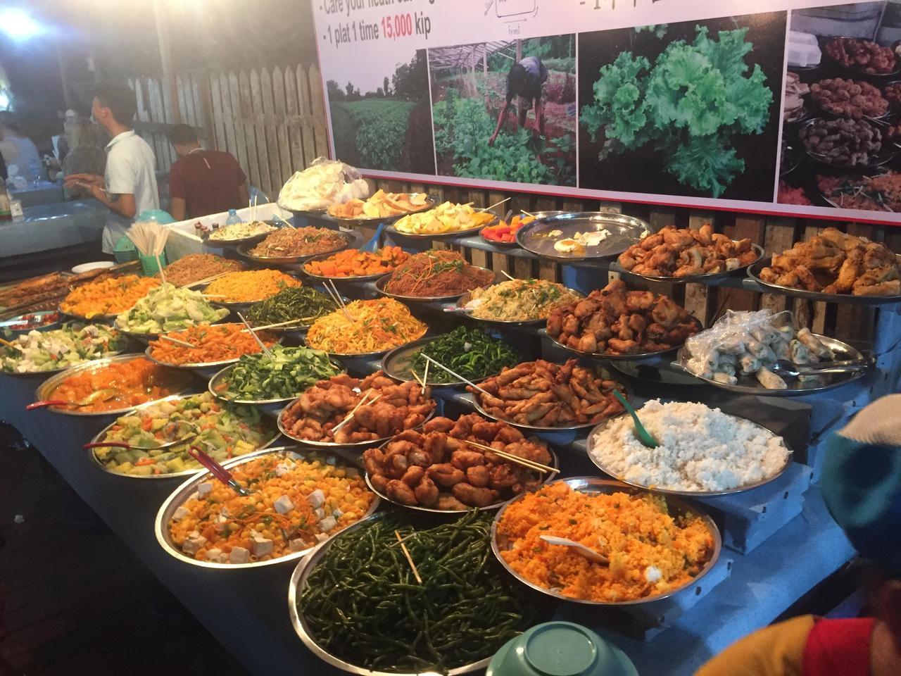 Лаосский буфет на ночном рынке Луангпрабанга. $ 1 все, что вы можете съесть.