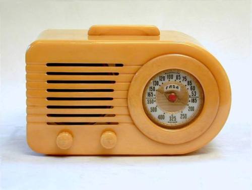 frenchcurious - FADA Model 1000 Catalin Bullet Radio (1946) -...