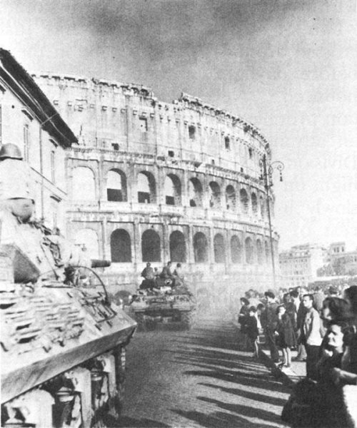 warhistoryonline - American tank destroyers at the Colosseum,...