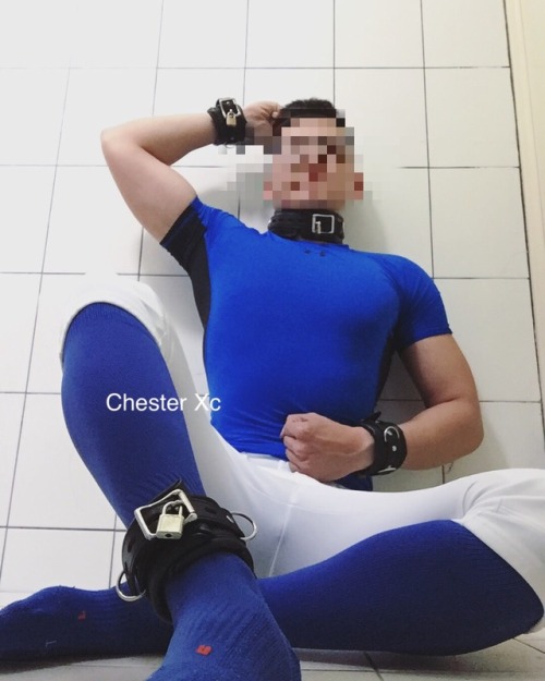 chesterxc - 新買的UA藍色緊身衣！這藍色有夠騷的，尤其是腋下那塊黑色整個幫這件衣服加分不少！棒球褲裡的小野獸被禁...
