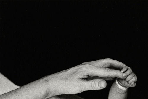 semioticapocalypse - Eve Arnold. Mother and baby’s hands. 1959
