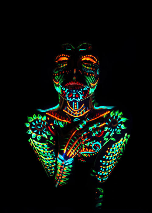 monstrifera - Fluorescent body paint + uv light. 