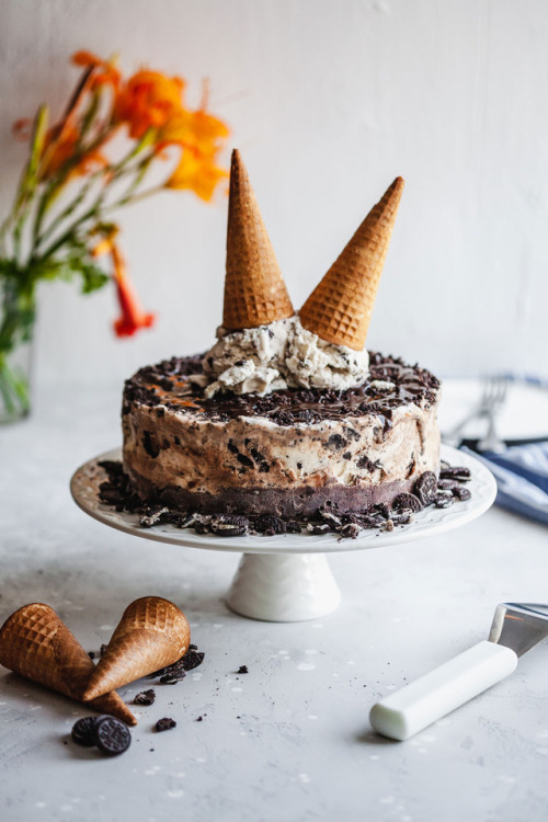 fullcravings - Chocolate Oreo Cookie Ice Cream Cake