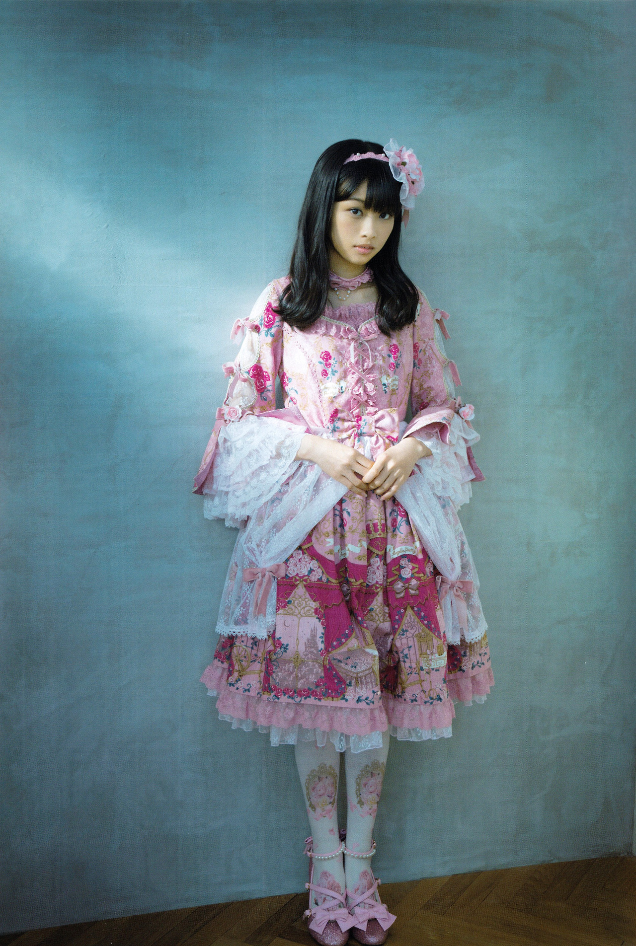 ピンクのフリフリのロリータな衣装を着た原田葵の画像