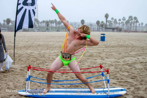 digg:Annual surf/costume contest in Santa Monica, CAholy shit...