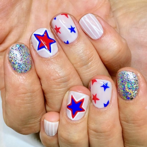 Freehand #fourthofjulynails using @youngnailsinc Mission Control...