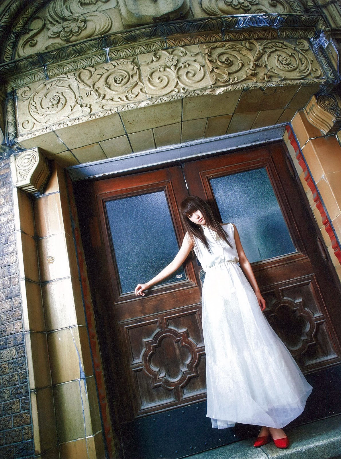 白いチュールのワンピースを着て扉の前に立つ土生瑞穂の画像