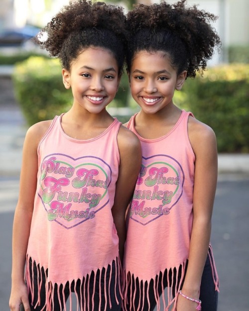 jennisummers:Ohhhh pretty girls !!!Twin sisters. A beautiful...