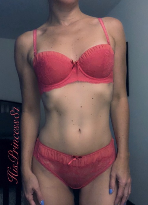 hot-wife-atl:Simple and sexy bra and panty set...