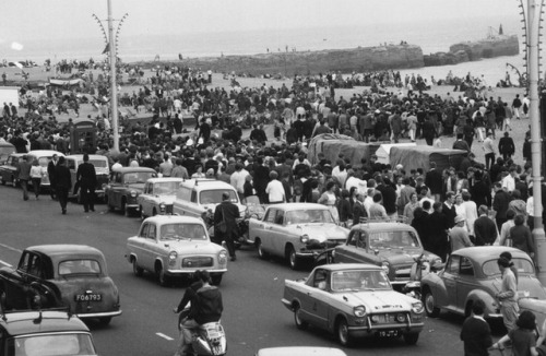 the60sbazaar - Mods and Rockers on Hastings beach (1964)
