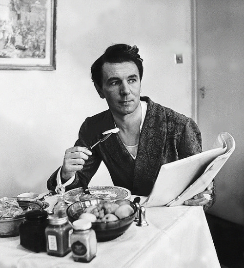 cinemamonamour - Michael Redgrave lunching in his dressing room...