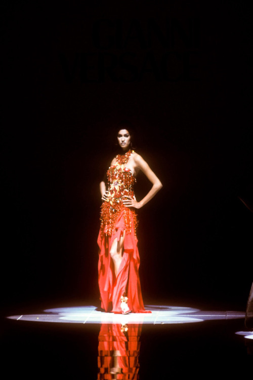 sendommager - Yasmeen Ghauri at Versace spring/summer 1992