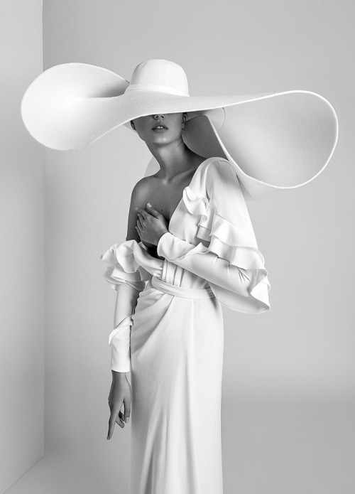 Raising our hats to this stunning look by Livné White!...