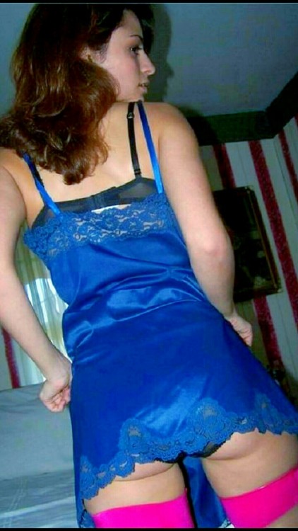 petticoatpower - Interesting colour combination to her lingerie...