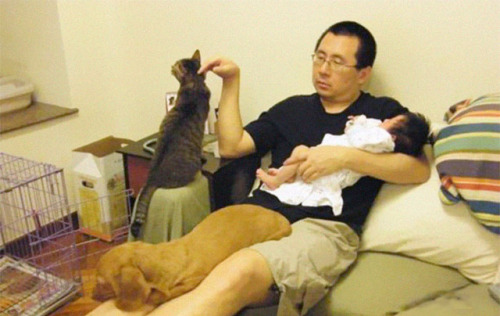 catsbeaversandducks:Father, Daughter And Pets Take The Same...